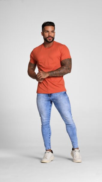 Calça Jeans Sky Klin, Bigode No Laser E Acessórios Vermelhos.