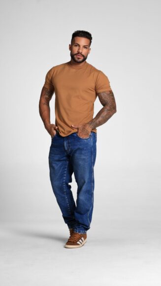 Calça Baggy Escura, Com Devorê E Acessórios Ouro Velho.