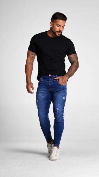 Calça Jeans Com Recortes Abaixo Do Cós, Destroyed, Bigode No Laser E Acessórios Vermelhos.