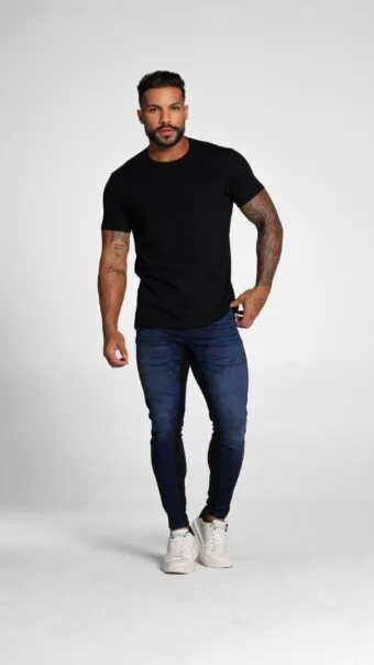 Calça Jeans Com Tecido Preto Nas Laterais, Bigode No Laser E Acessórios Azul.