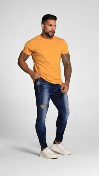 Calça Jeans Com Bordado No Eva, Strass E Acessórios Pretos.