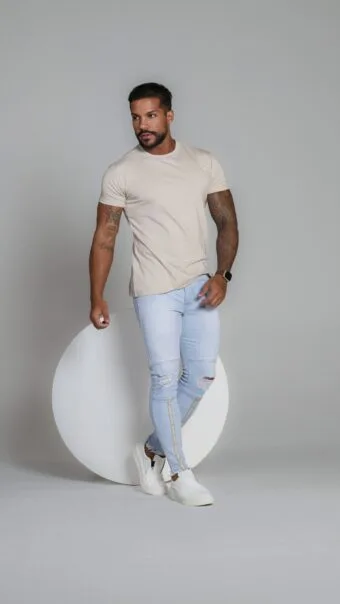 Calça Jeans Delave, Com Fita Dourada, Recortes No Joelho E Acessórios Brancos.