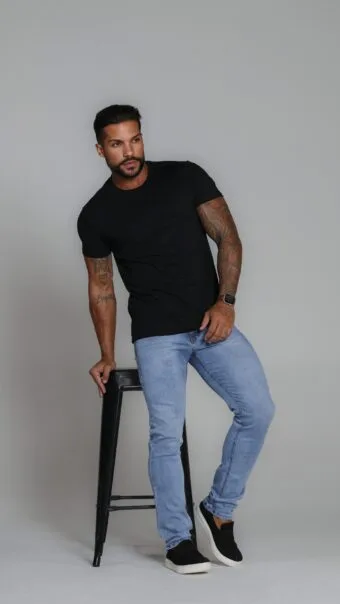 Calça Jeans SLIM Com Bigode No Laser E Acessórios Pretos.