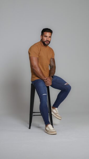 Calça Jeans Com Corte No Joelho, Bigode No Laser E Acessórios Cobre.