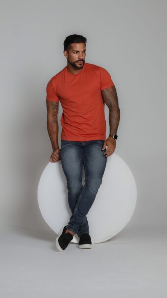 Calça Jeans SLIM Com Bordado Azul E Vermelho, Bigode No Laser E Acessórios Prata Velho.