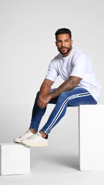 Calça Jeans Com Faixas Silkadas Laterais E Recortes No Bolso Traseiro.