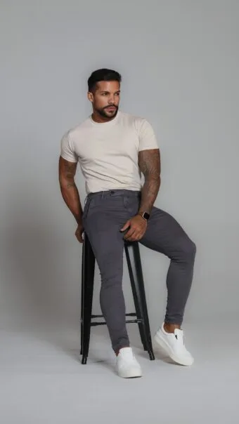 Calça Alfaiataria Chumbo Com Cós Transpassado, Detalhe Na Barra Com Botões.