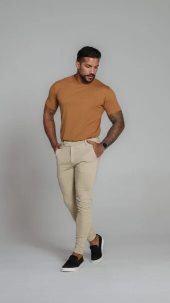 Calça Alfaiataria Com Cós Transpassado, Detalhe Na Barra Com Botões.