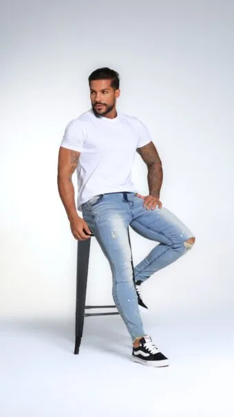 Calça Jeans Com Respingos, Devorê E Barra Desfiada.