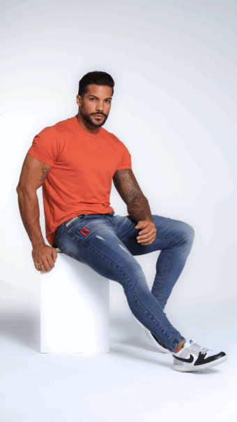 Calça Jeans Com Bordado CO Azul E Vermelho.