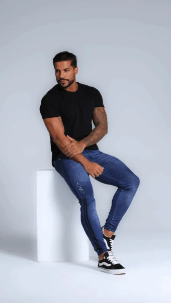 Calça Jeans Com Recortes, Pinça E Faixas Pretas.