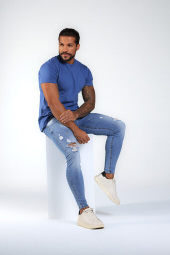 Calça Jeans Sky Clean Com Destroyed.