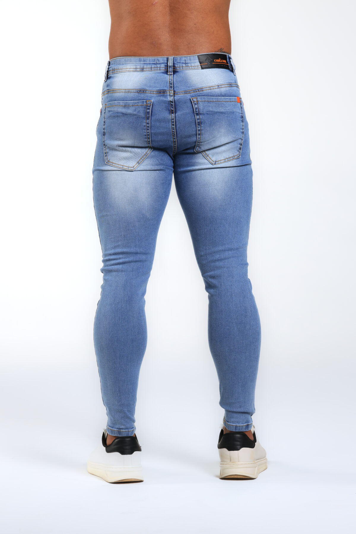 Calça Jeans Sky Clean Com Destroyed. - Imagem 4
