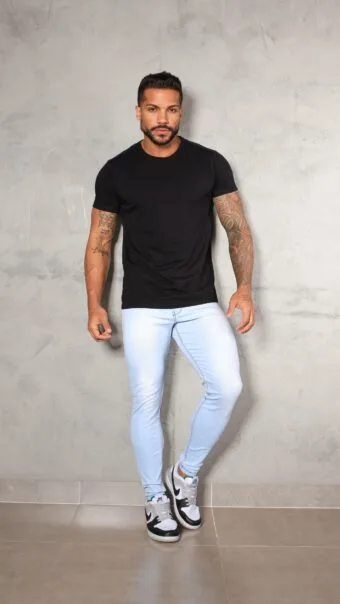 Calça Jeans Clara, Com Recorte No Bolsinho Traseiro E Acessórios Preto.