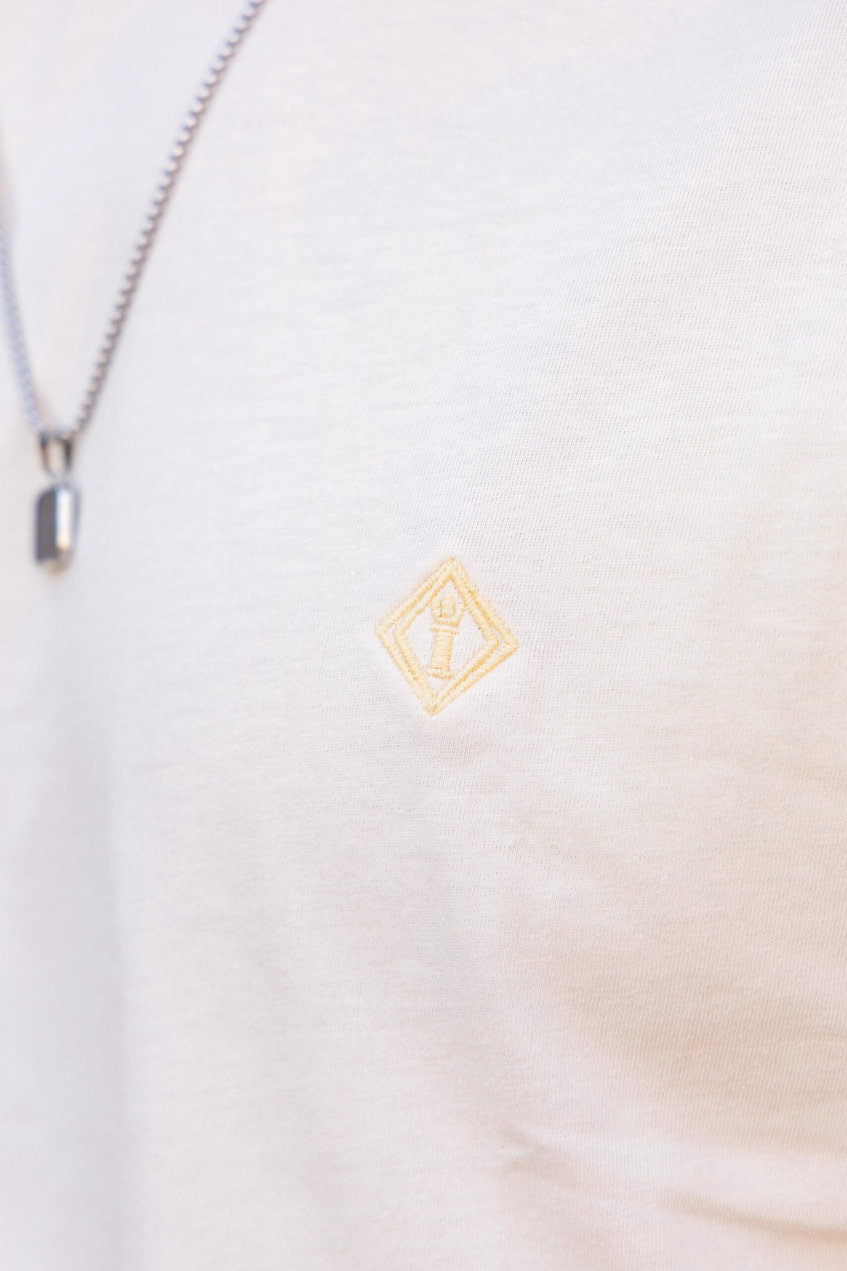 CAMISETA BÁSICA OFF WHITE - Imagem 4