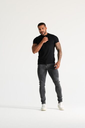 CALÇA JEANS SLIM MARMORIZADA COM RECORTE PRETA