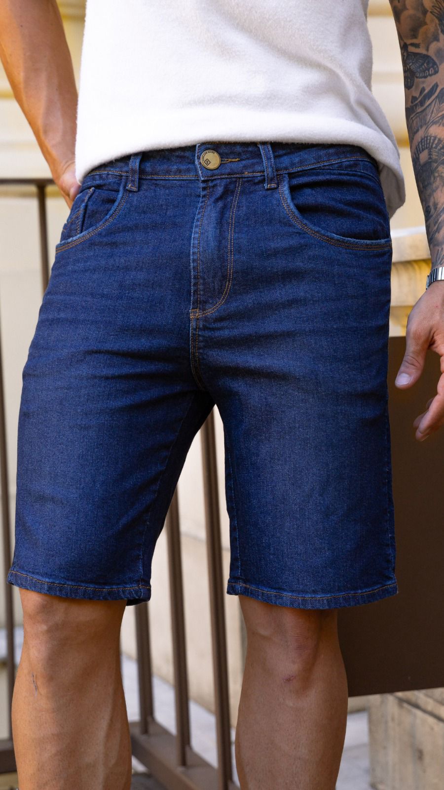 BERMUDA JEANS COM RECORTE NO BOLSO - Imagem 2