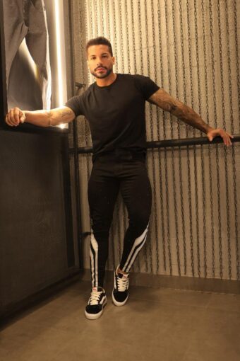 CALÇA JEANS PRETA COM DETALHES