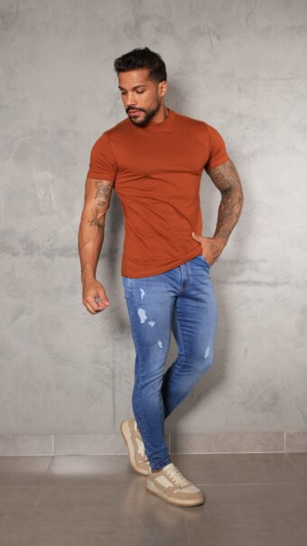 CALÇA JEANS COM RECORTE ABAIXO DO BOLSO