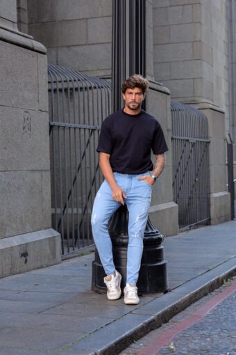 CALÇA JEANS SKY CLEAN COM DETALHES NOS BOLSOS E RASGOS