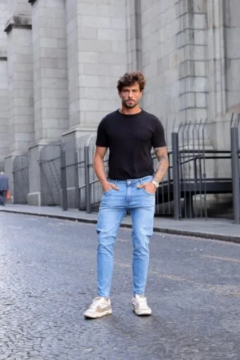 CALÇA JEANS AZUL MÉDIO COM RECORTE NO BOLSO