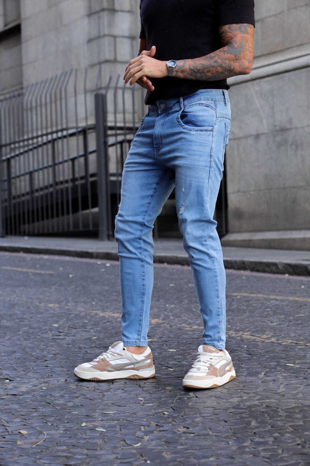 CALÇA JEANS AZUL MÉDIO COM RECORTE NO BOLSO - Imagem 2