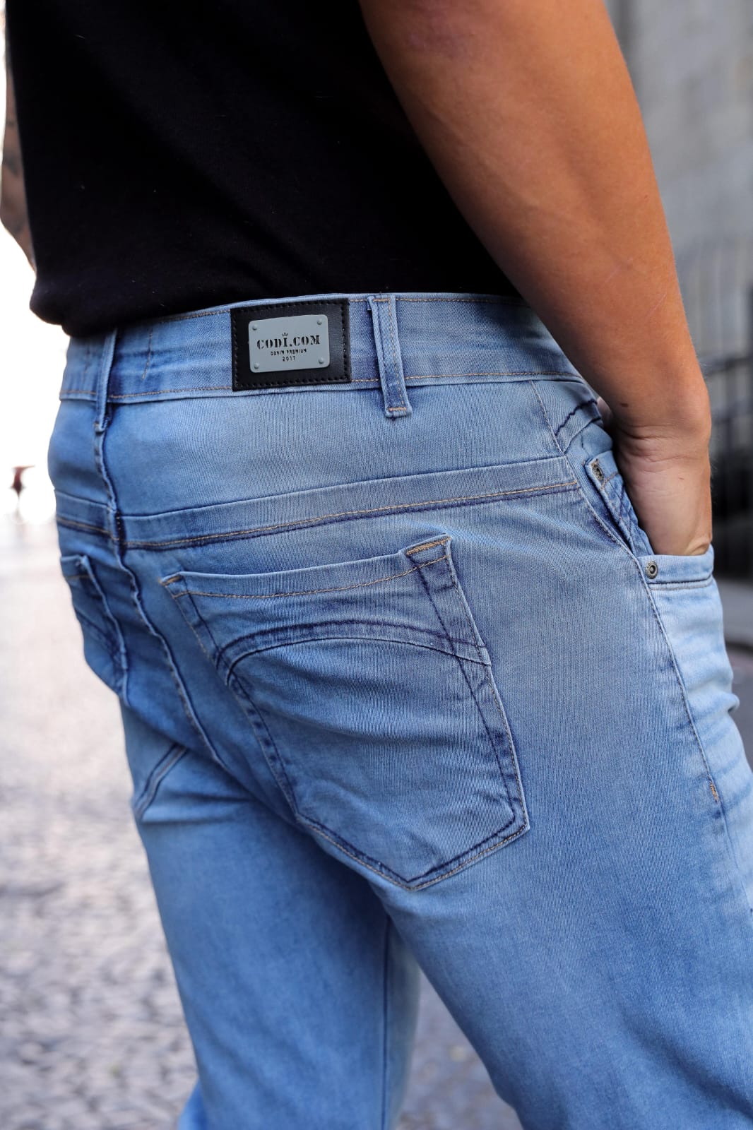 CALÇA JEANS AZUL MÉDIO COM RECORTE NO BOLSO - Imagem 4