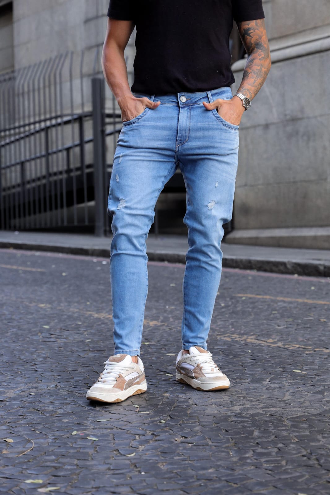 CALÇA JEANS AZUL MÉDIO COM RECORTE NO BOLSO - Imagem 5