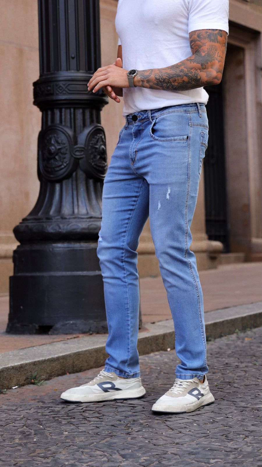 CALÇA JEANS AZUL MÉDIO COM RASGOS E DETALHES NO BOLSO - Imagem 4