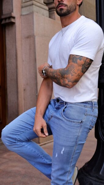 CALÇA JEANS AZUL MÉDIO COM RASGOS E DETALHES NO BOLSO