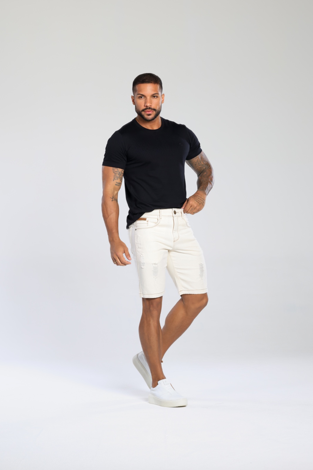 BERMUDA JEANS COM RASGOS OFF WHITE