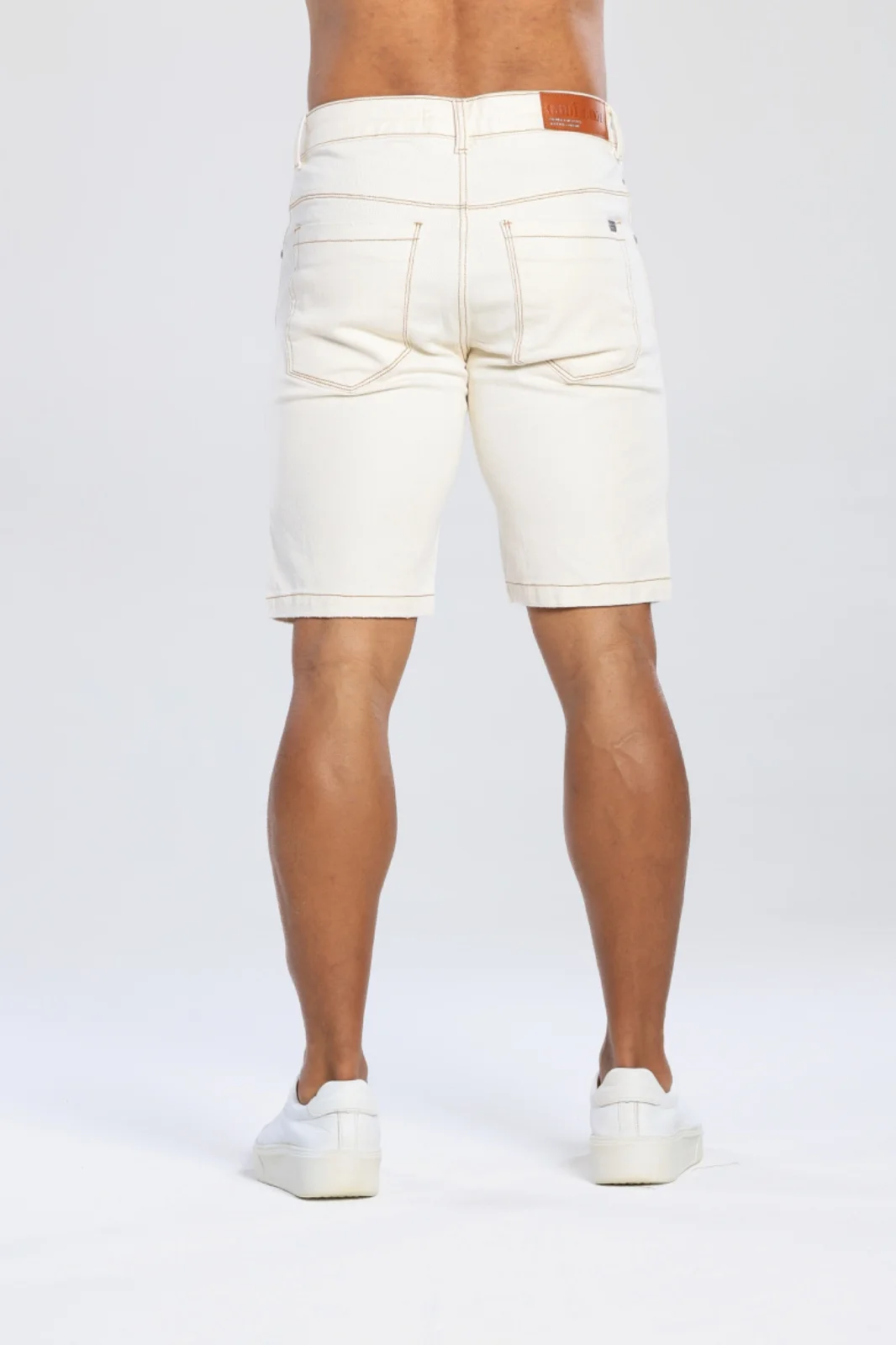 BERMUDA JEANS COM RASGOS OFF WHITE - Imagem 3