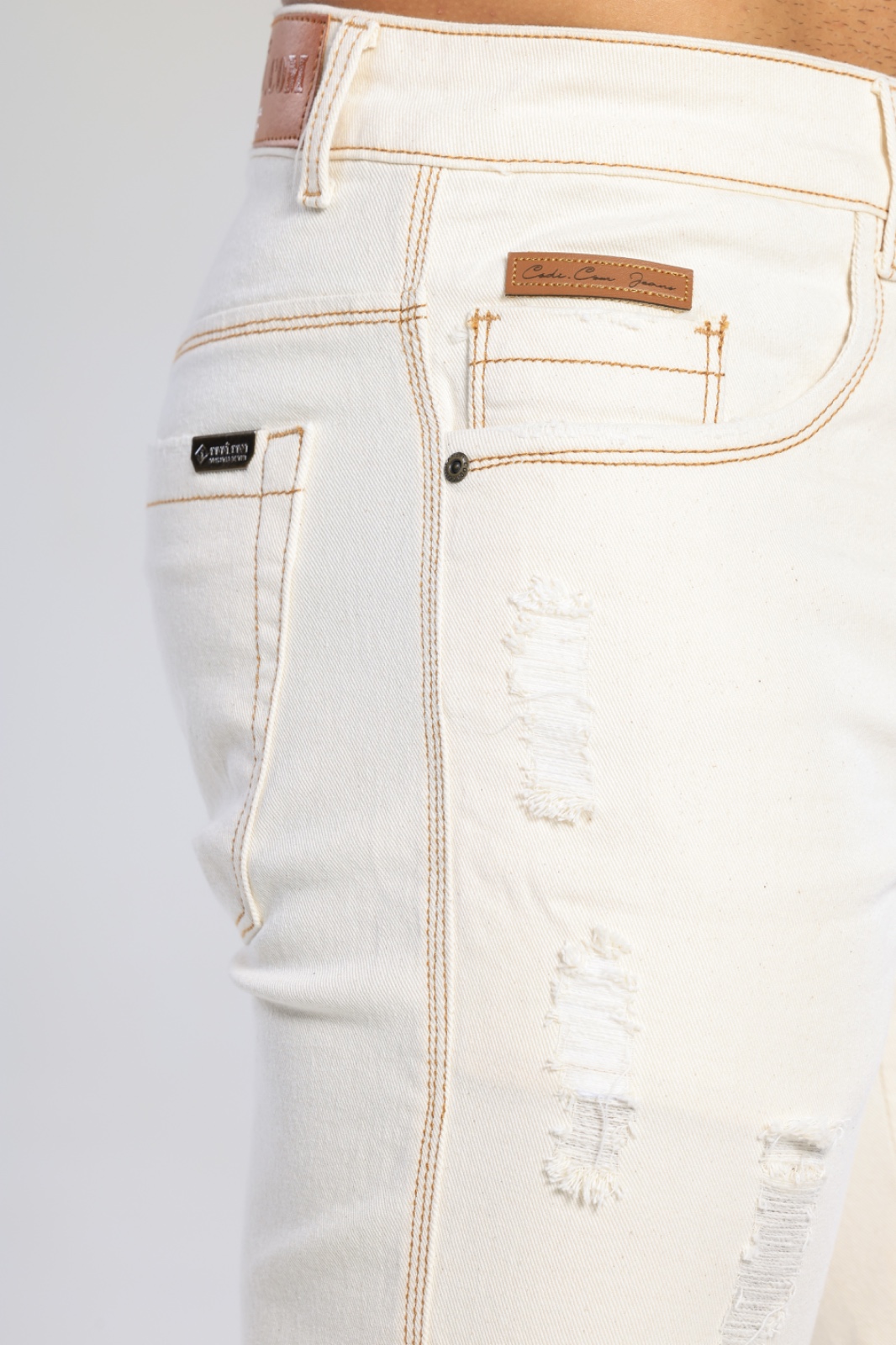 BERMUDA JEANS COM RASGOS OFF WHITE - Imagem 5