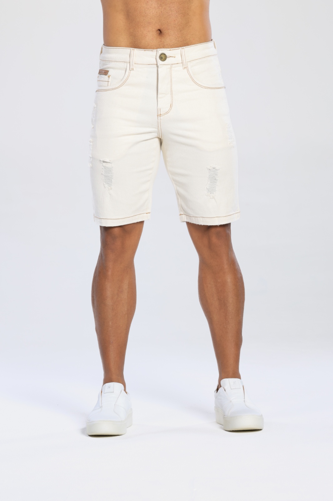 BERMUDA JEANS COM RASGOS OFF WHITE - Imagem 2