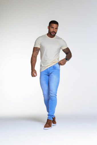 CALÇA JEANS SLIM COM BOTÃO AZUL LAVAGEM CLARA