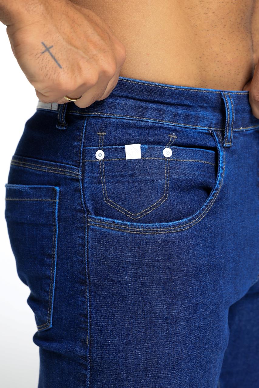 CALÇA JEANS SLIM BOTÃO BRANCO AZUL ESCURO - Imagem 4
