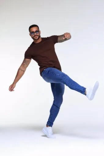 CALÇA JEANS SKINNY BÁSICA AZUL MÉDIO BOTÃO BRANCO
