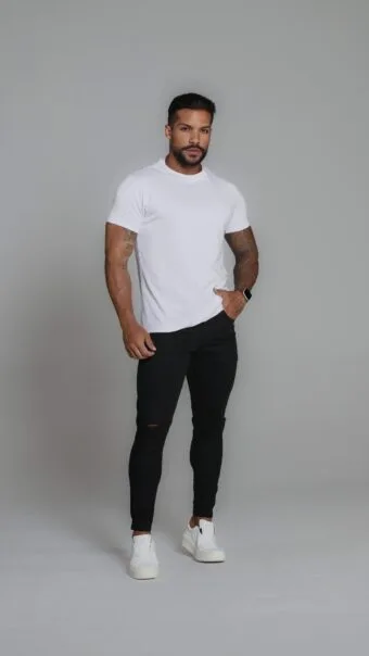 Calça Preta Com Corte No Joelho.