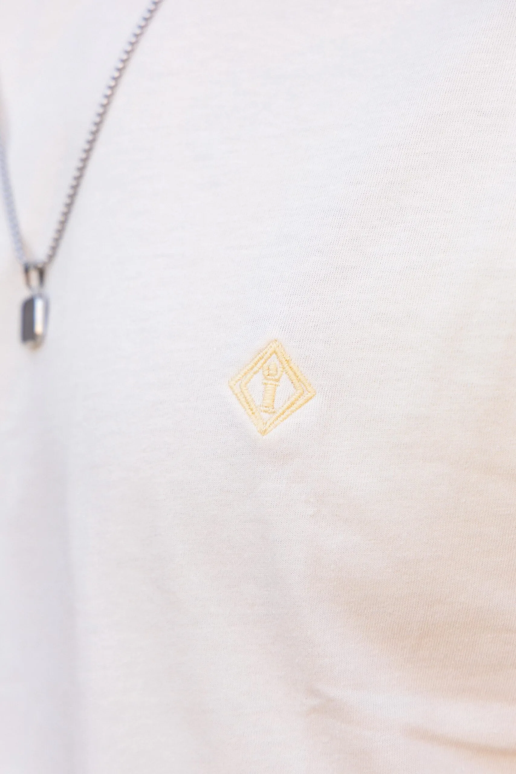 CAMISETA BÁSICA OFF WHITE - Imagem 4